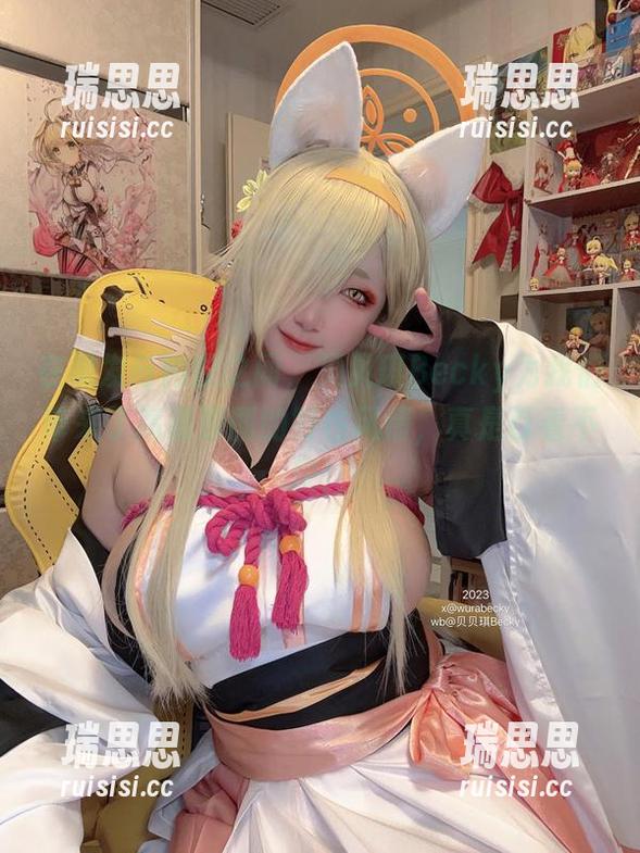 在黑发与豹纹之间，贝贝琪Becky为我们带来了高清原图的野性风情，真是百看不厌！