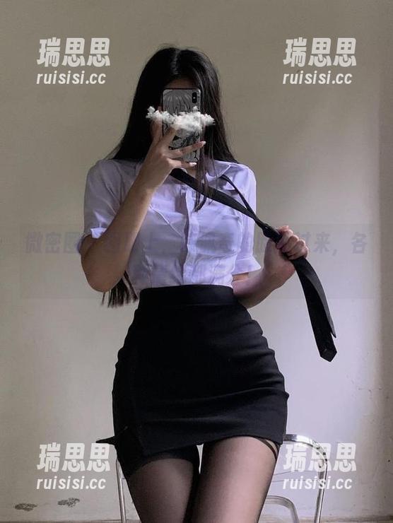 陈佩奇 微密圈 - 图册上,陈佩奇的脸贴过来,各种情绪都满分!