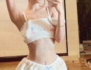 微密圈 – 陈妮妮UNI这套童颜白色连体，简直是视觉上的一场福利狂欢！