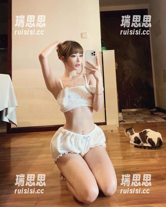 微密圈 - 陈妮妮UNI这套童颜白色连体，简直是视觉上的一场福利狂欢！