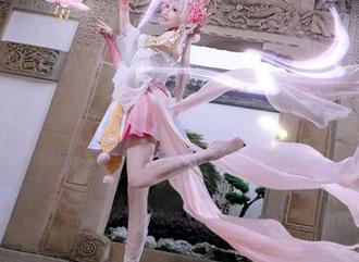 露儿大魔王女王的魅力合集：她的姿态中藏着无限可能，让我不禁想象…