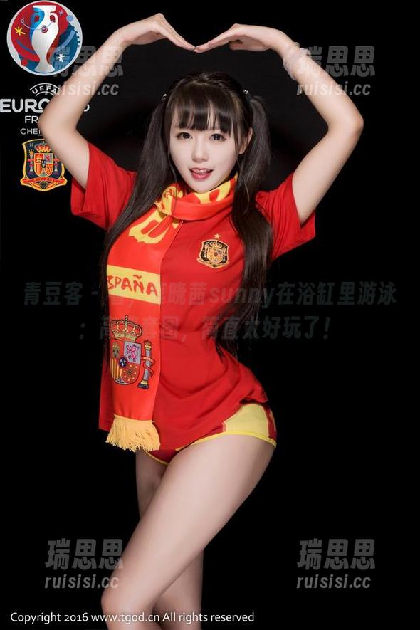 青豆客-莫晓茜sunny 青豆客 - 看,莫晓茜sunny在浴缸里游泳:高清套图,简直太好玩了!