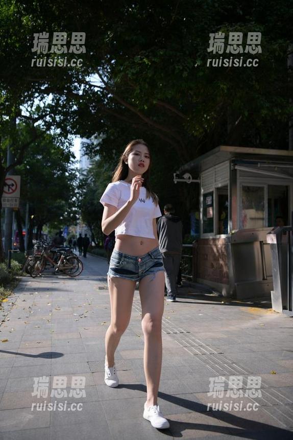 魔镜街拍-艾小青 魔镜街拍 - 免费的美图!艾小青的旗袍让人想立刻去一场时光旅行,哦对了,街拍也很棒!